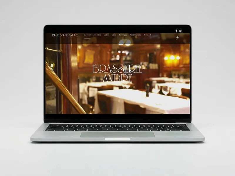 Page d'accueil du site brasserieandre.fr présentée sur ordinateur portable : la salle lambrissée de la Brasserie André