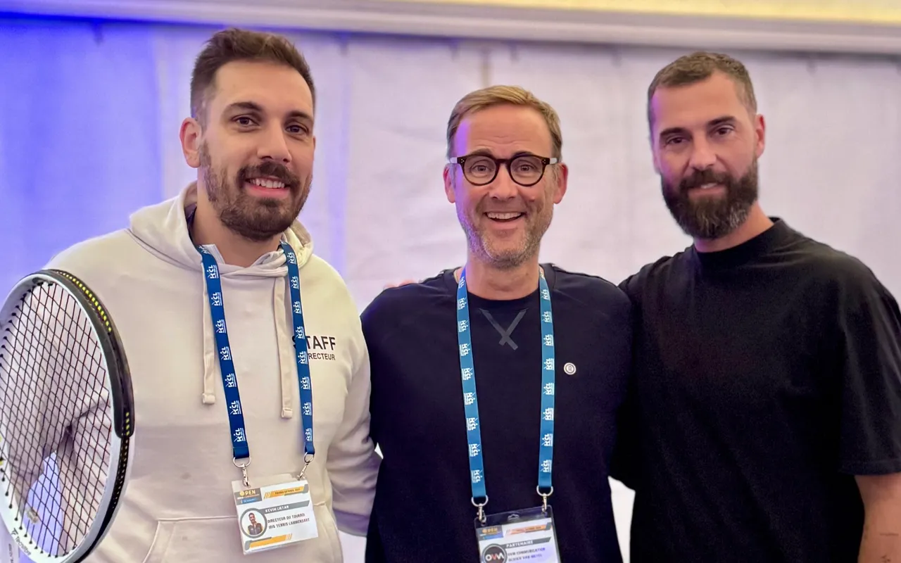 Olivier Van Meyel entre Kévin Lietar, directeur du tournoi de l'Iris Tennis Club, et Benoît Paire