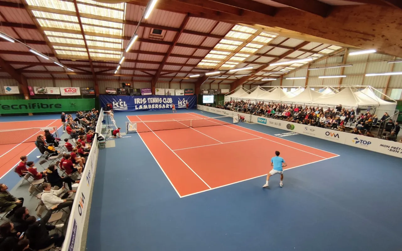 Tournoi 2023 de l'Iris Tennis Club de Lambersart, court central et panneaux OVM Communication